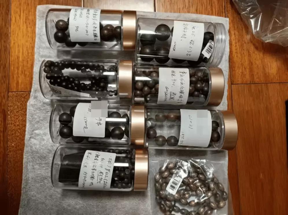 上海的张先生，2024年偶然进了沉香直播间，从此沉迷其中。主播那套“360度满满