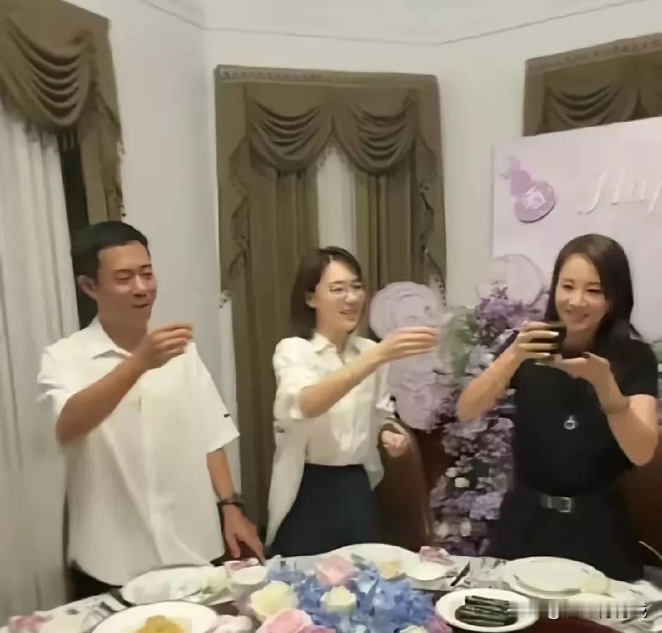 王冠终于坦白了，携老公李先生参加好友的生日宴会，照片中王冠的老公身穿白色衬衫，留