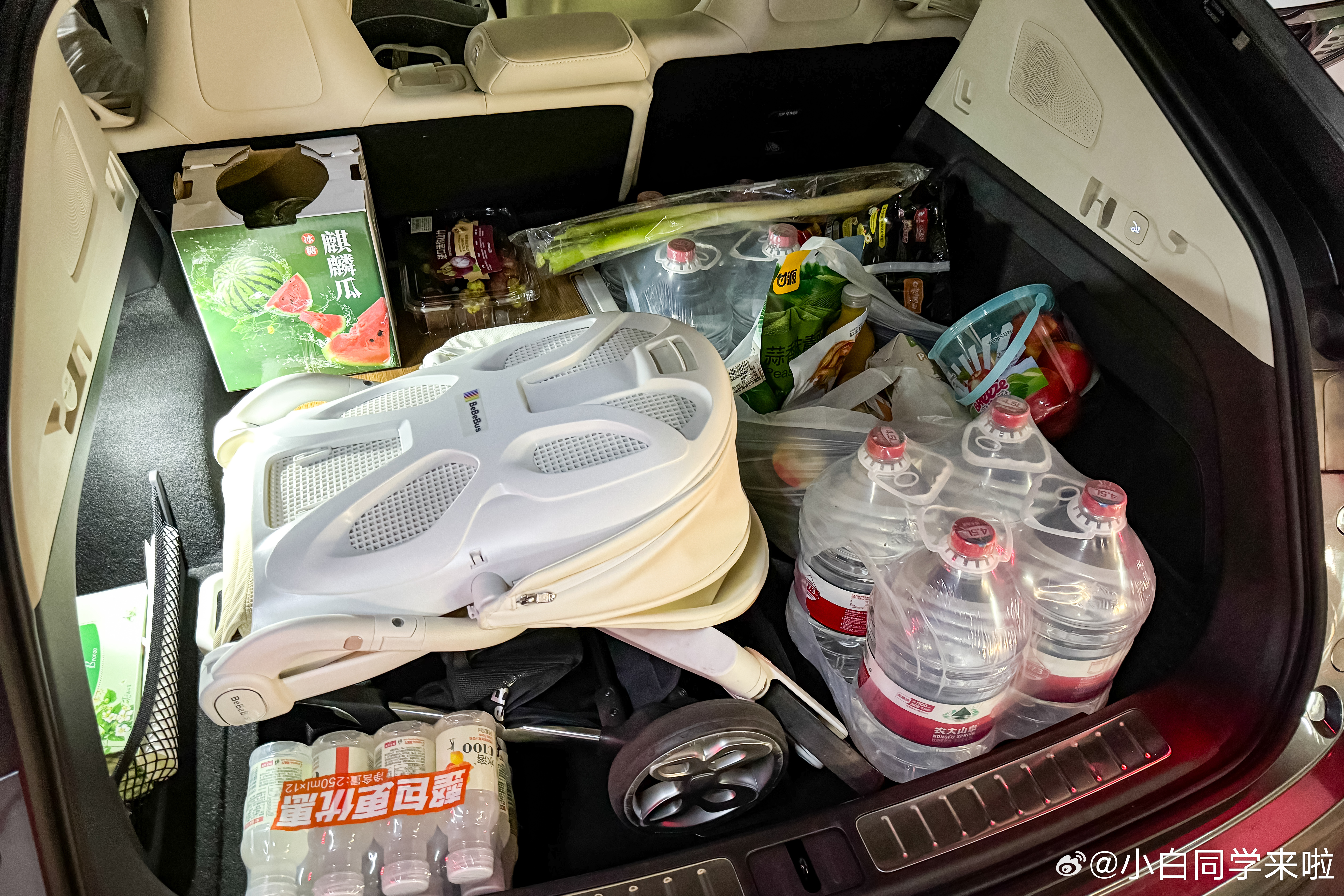有了孩子之后，后备箱使用面积必须要留一块给婴儿车。放完婴儿车之后，智界 R7 这