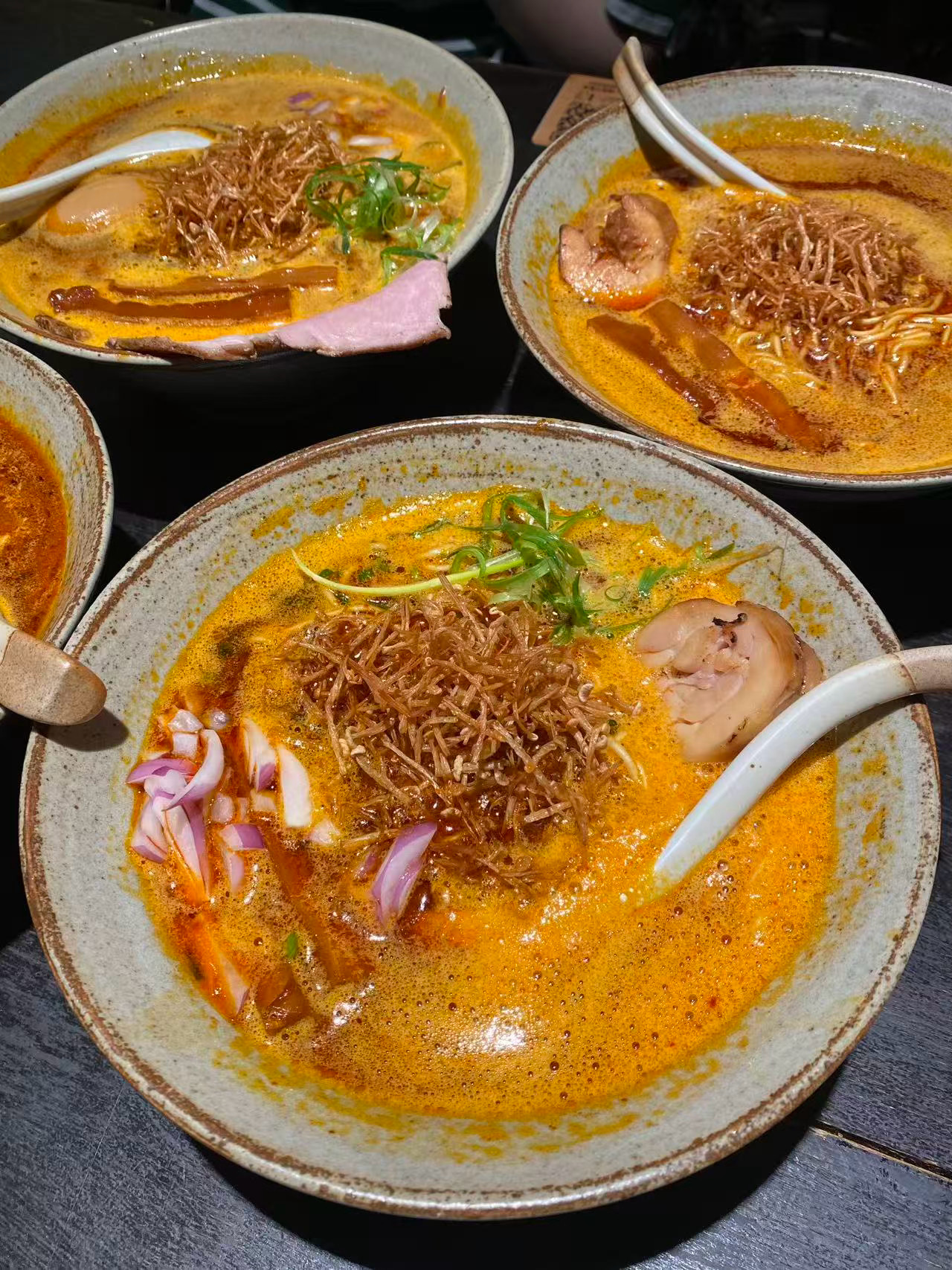太好吃了😋表扬麻辣烫女士的坚持让我吃上好吃的拉面🍜吃完自己的又把ssz碗里的