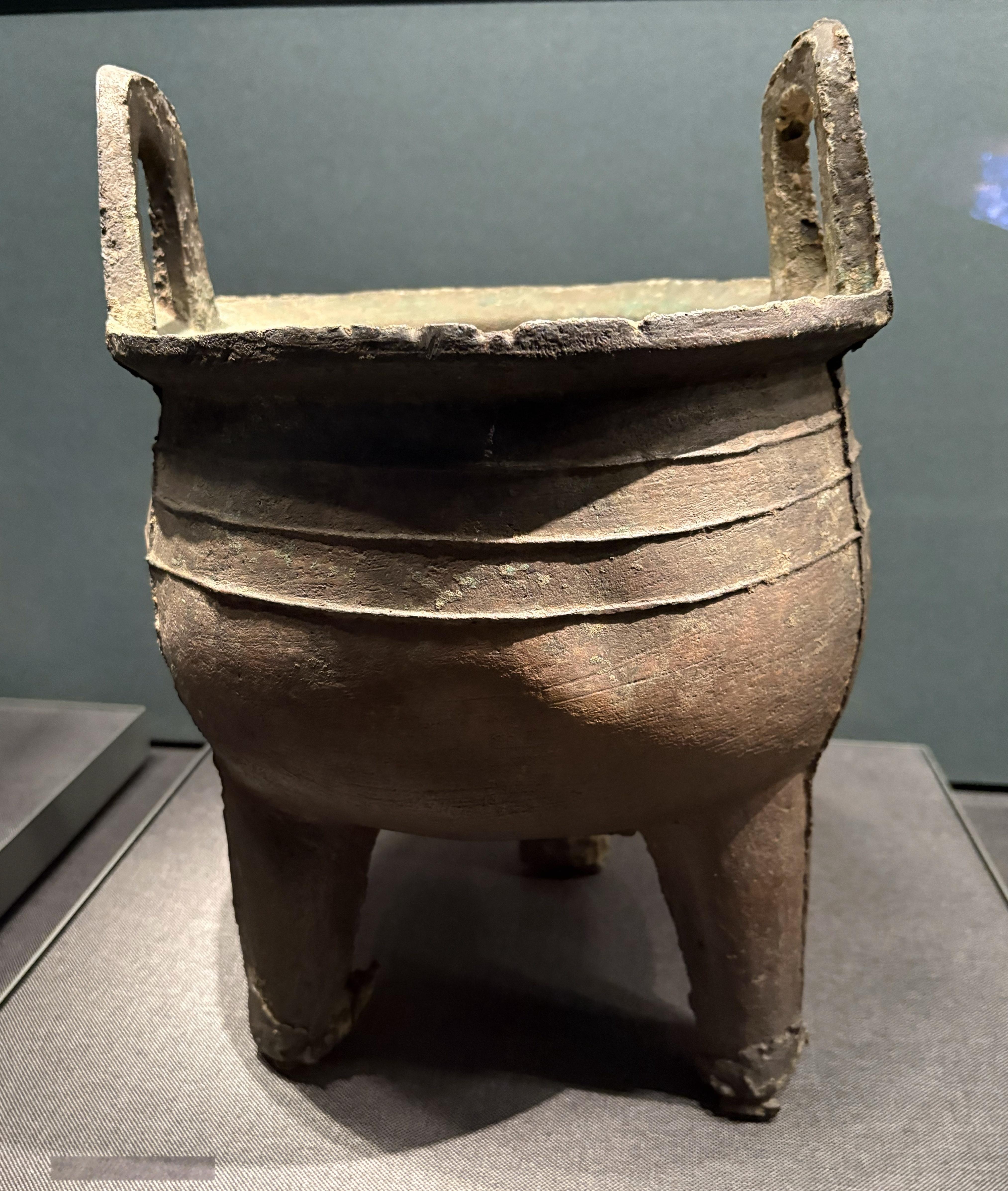 中国考古博物馆藏陕西长武碾子坡遗址出土的商晚期 红铜鼎 