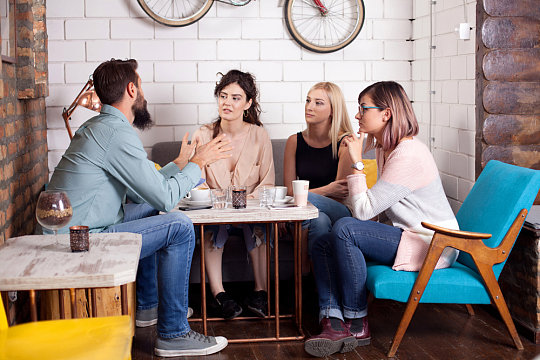 真正意义上值得聊天的就只有两类人一类是懂你、不用你多解释，聊起来舒服不内耗的人；