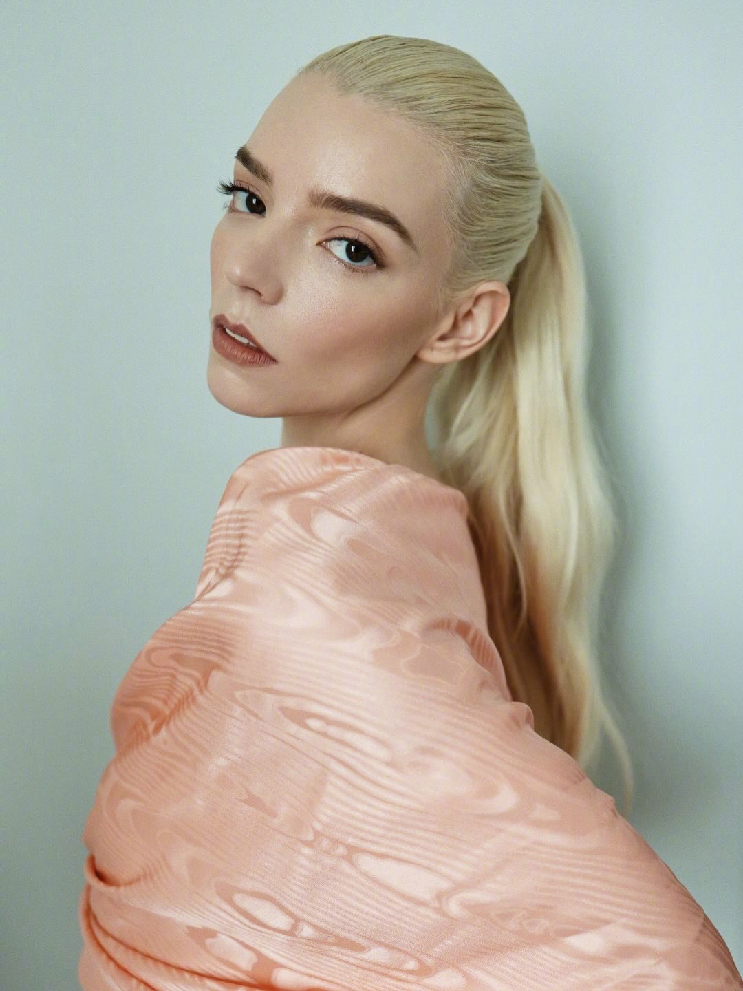 Anya Taylor-Joy 亮相杜乐丽花园 Dior大秀，一身粉色缎面裙，配