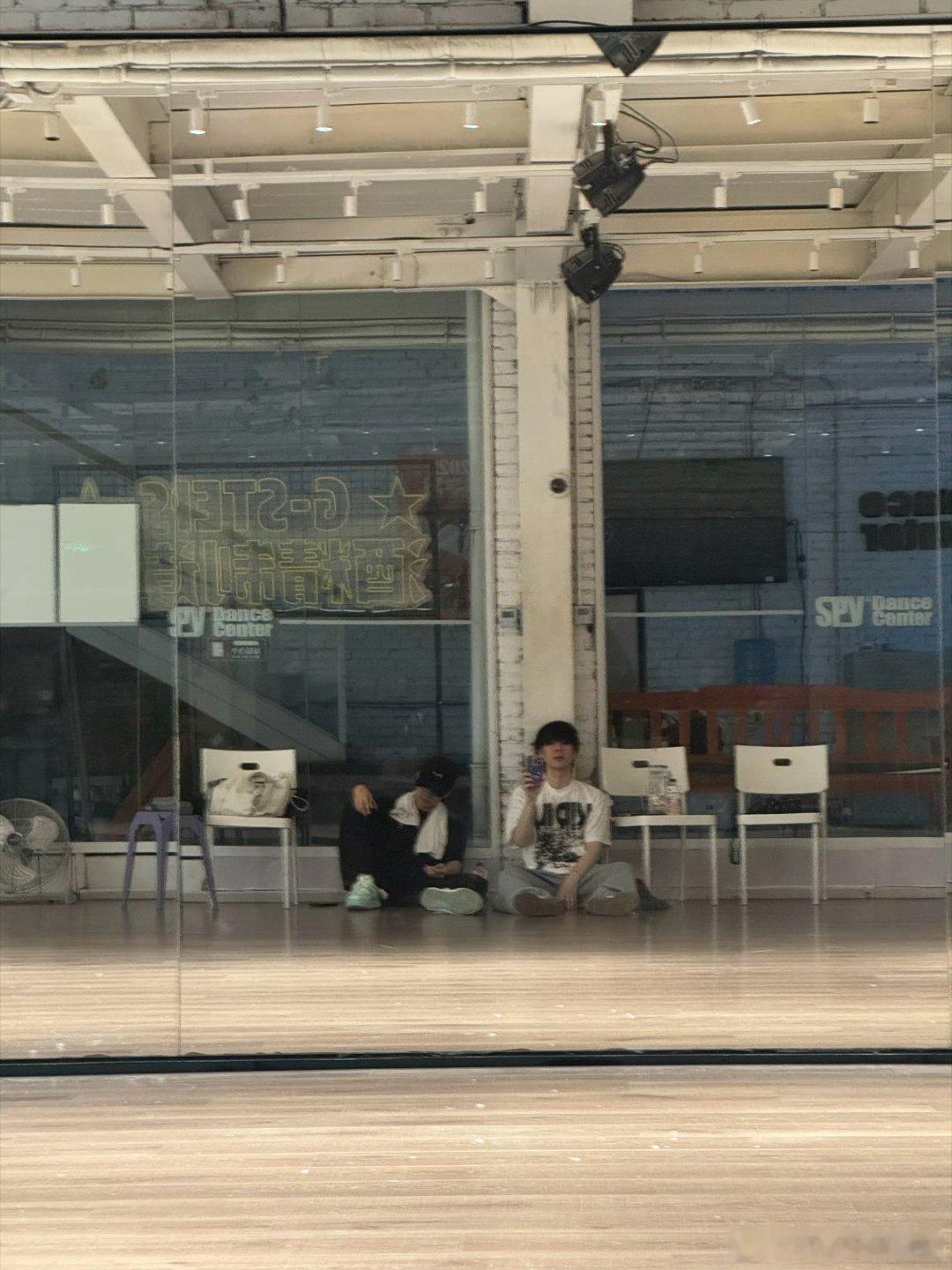 早安胡夏睡走廊这个宿舍真的很绝望，苦瓜胡夏和早安，怕敲门把人弄醒咯，只能睡在走廊