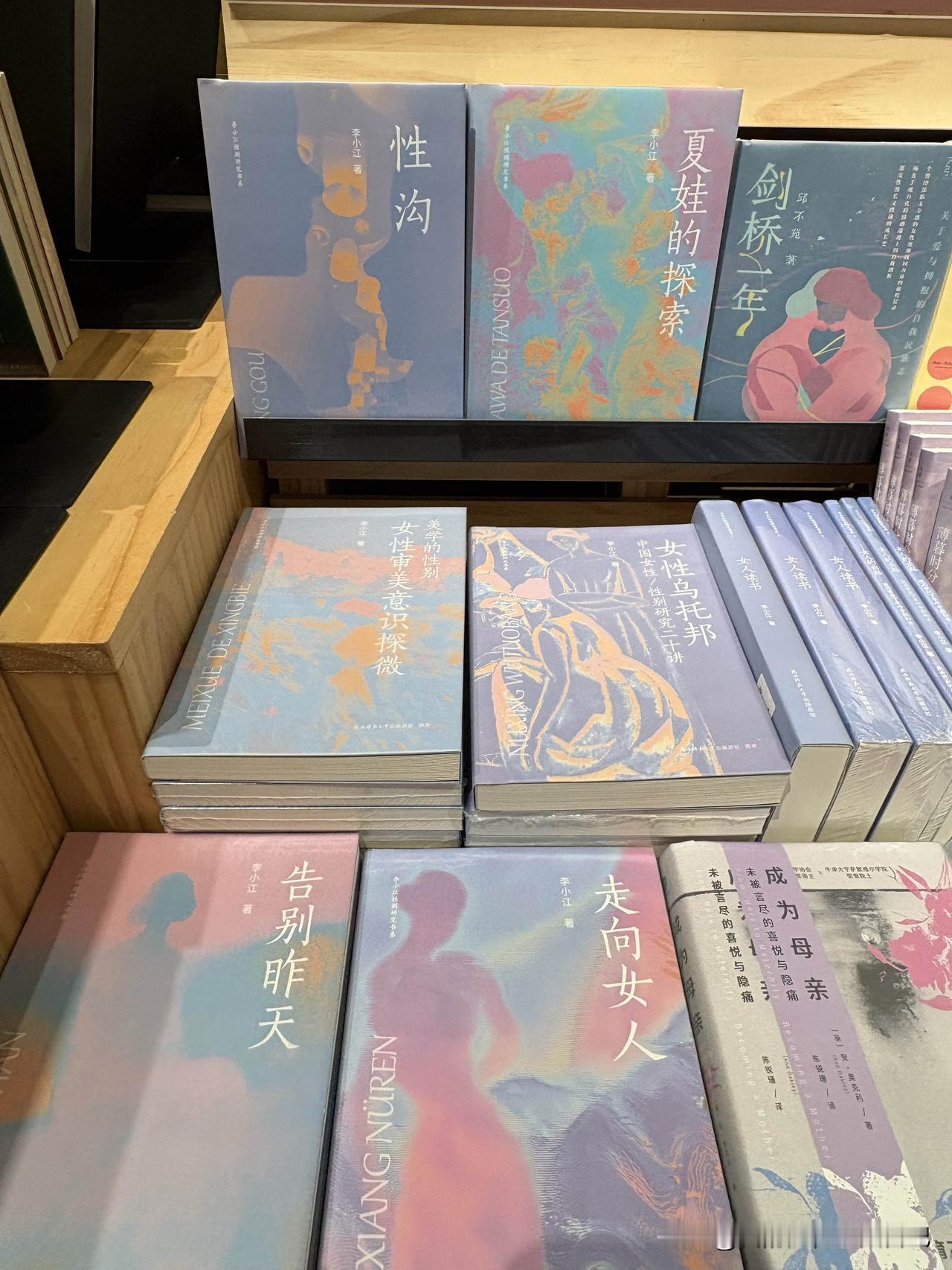 因为做了很多年的编辑，书店一直是我隔段时间必去的地方，我们那个年代，开书店是每个