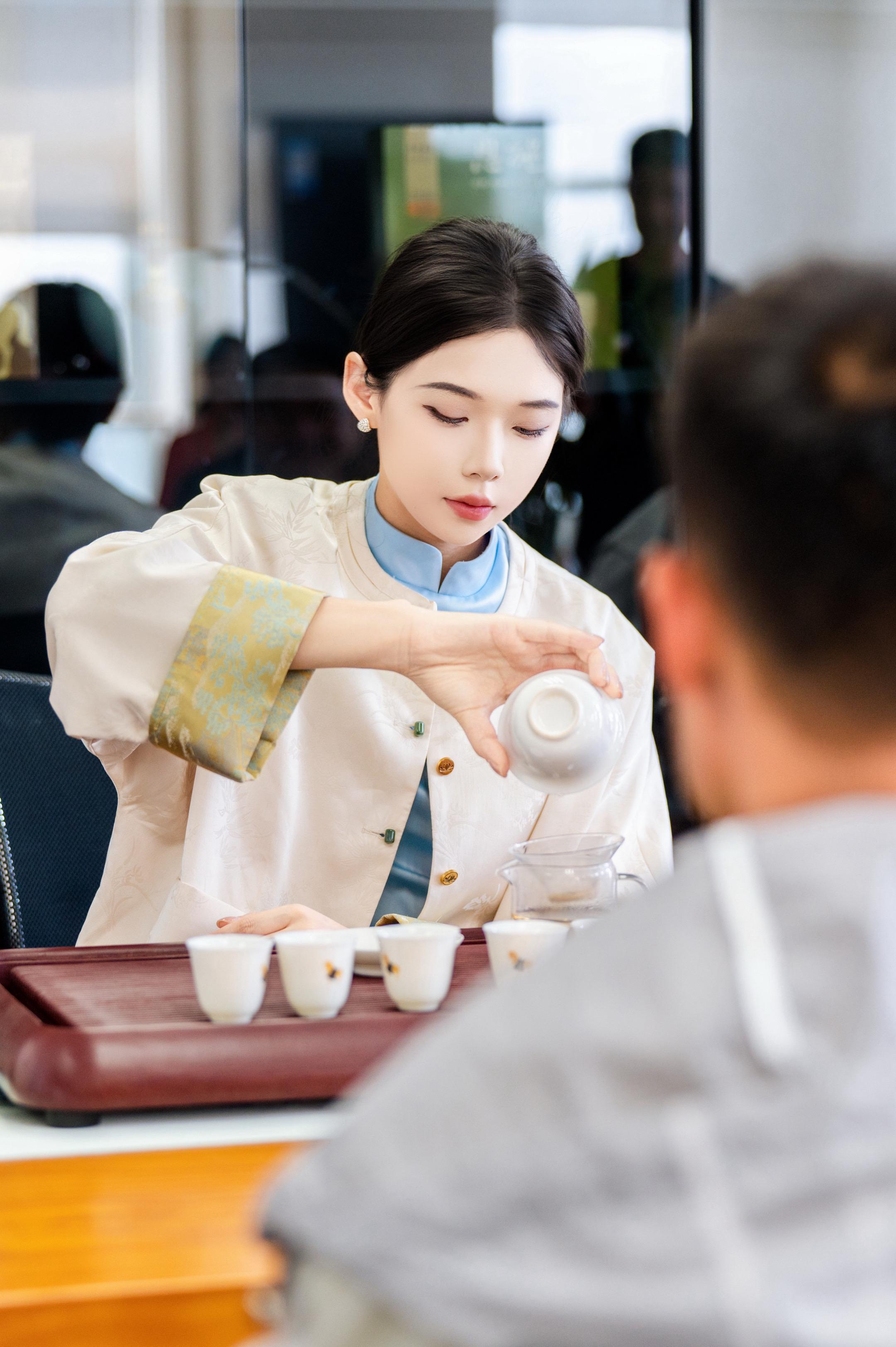 迫切想与他人相连的瞬间，无论多美，只要你没有解决属于自己的课题，它依然...