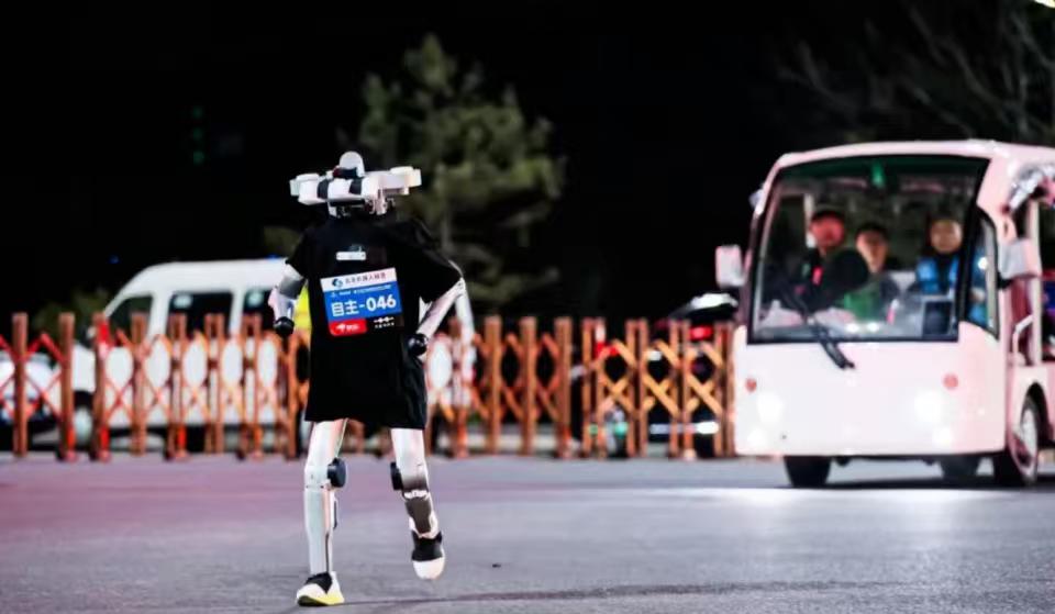 人形机器人“半马”开赛在即，但今年的画风变了！
去年是“掉链子”“爆装备”的欢乐