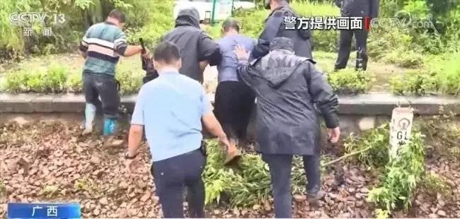 在广西贵港参加抗洪救灾的武警广西总队贵港支队的石宗艳，面对着自家同样的灾情，他选