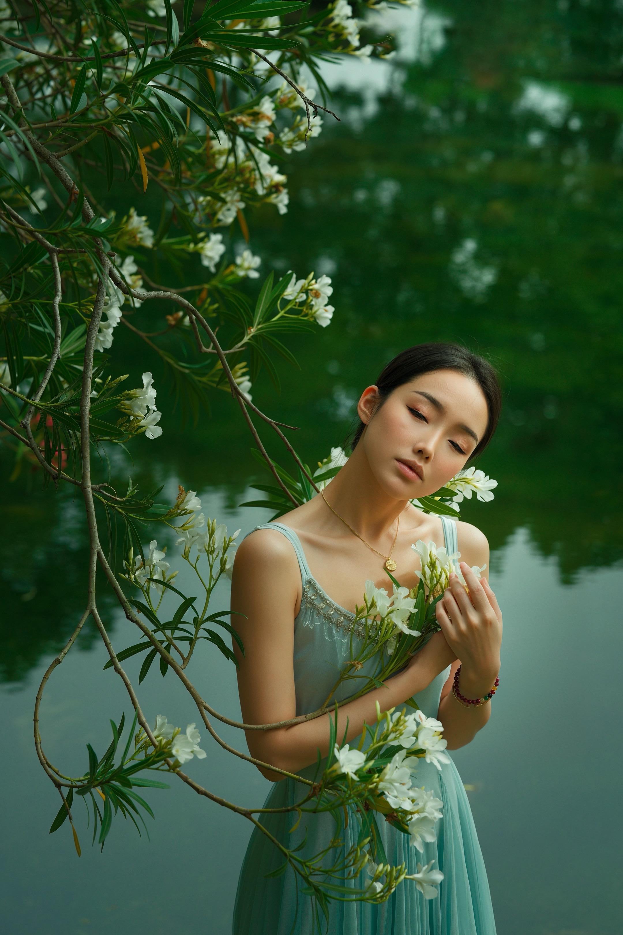 夹竹桃🌸 在温柔里藏着边界，在热烈中保持克制。 用剧毒筑起护城河，守...