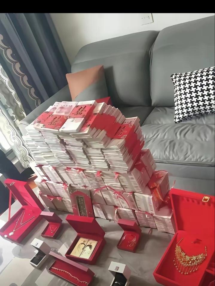 女方要彩礼，男方理直气壮的说："给彩礼可以，但彩礼必须跟处女挂钩!" 

这个话