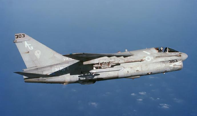 每天认识一件兵器 美国A-7“海盗Ⅱ”攻击机A-7是以F-8战斗机为蓝本开发，用