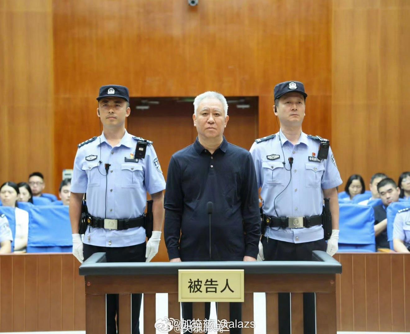 许家印一审被判无期放佛一夜变白只不过现在的结果也是他应得的 