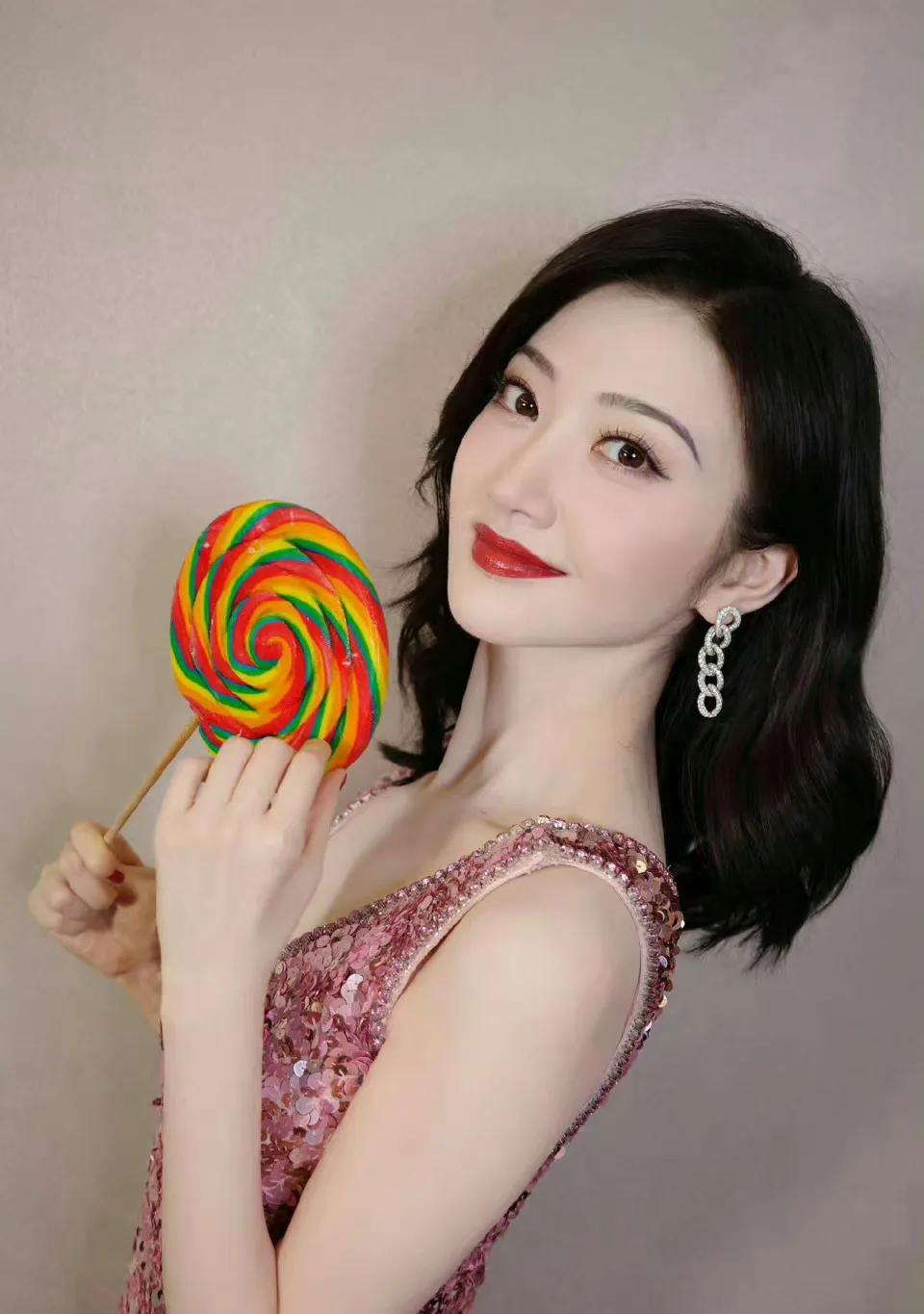 景甜豪气，包场了朱一龙倪妮主演的电影《消失的她》，不少网友喊话景甜多看几遍该电影