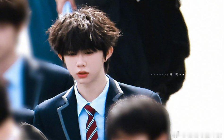 陈奕恒粉丝wq，今天我们的少年时代2开机仪式，主持人报幕唯独漏了陈奕恒的名字，这