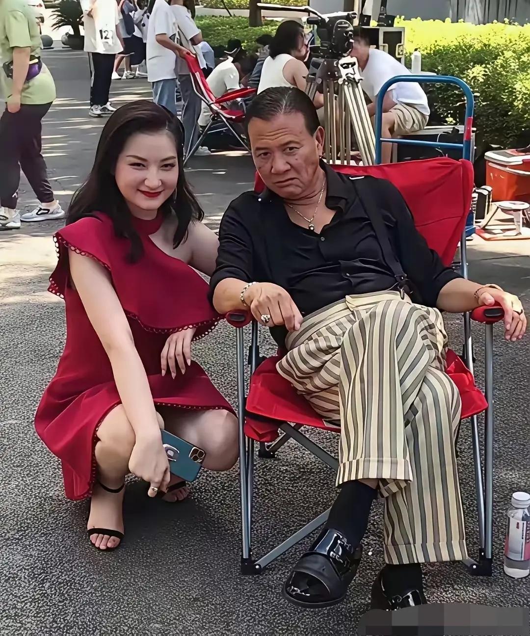 万梓良身边就应该有美女缠绕！现在老了，病了 ，年轻时那是帅气，风度！在香港没人能