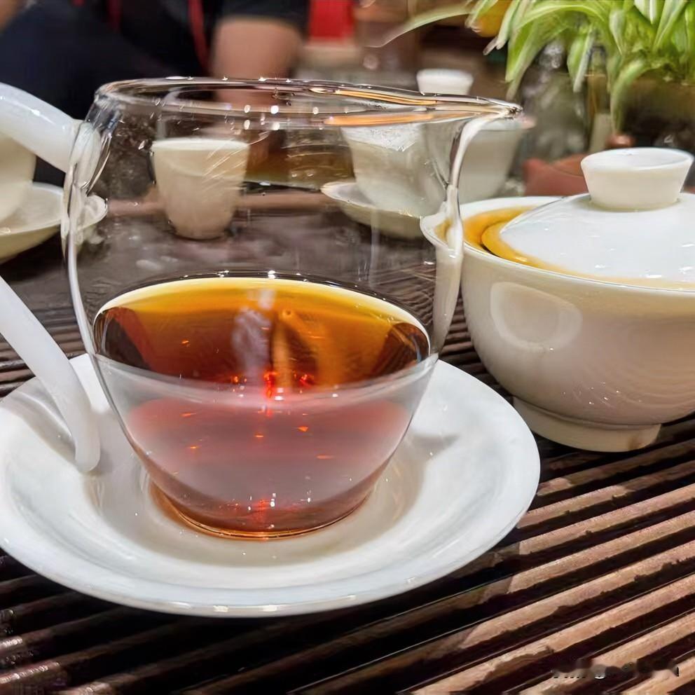 《茶淬真味行·乐府体》
沸水腾，茶烟扬，浮沉辗转味方长。
莫惧熬，且自康，千淬百