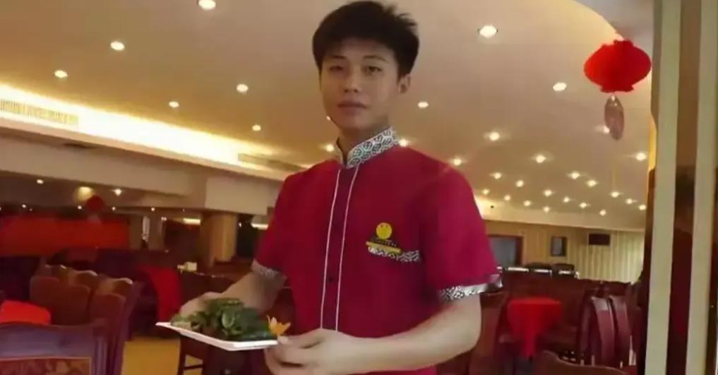 赚大了！一名男孩暑假到餐厅打工，月薪1800元，没想到妈妈、舅舅和一众亲戚隔三差