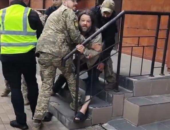 精神病人都不放过，乌军暴力抓壮丁背后，兵力枯竭已是无解困局

基辅街头曝出一桩极