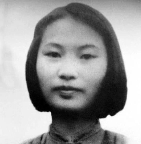 1950年，女战士丁佑君被匪徒活捉，面对敌人的刑讯逼供，她始终守口如瓶。在遭到匪