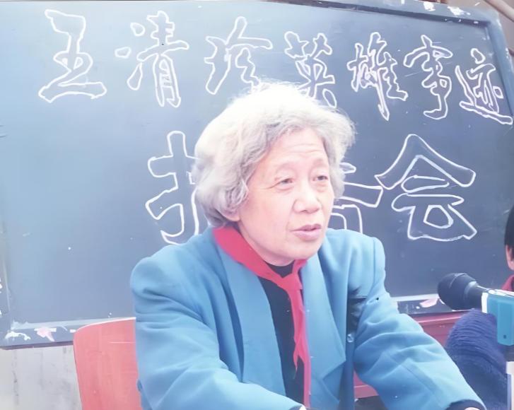 那个跪在坑道里用嘴帮排长排尿的姑娘，是 1952 年在上甘岭干的，她叫王清珍，那