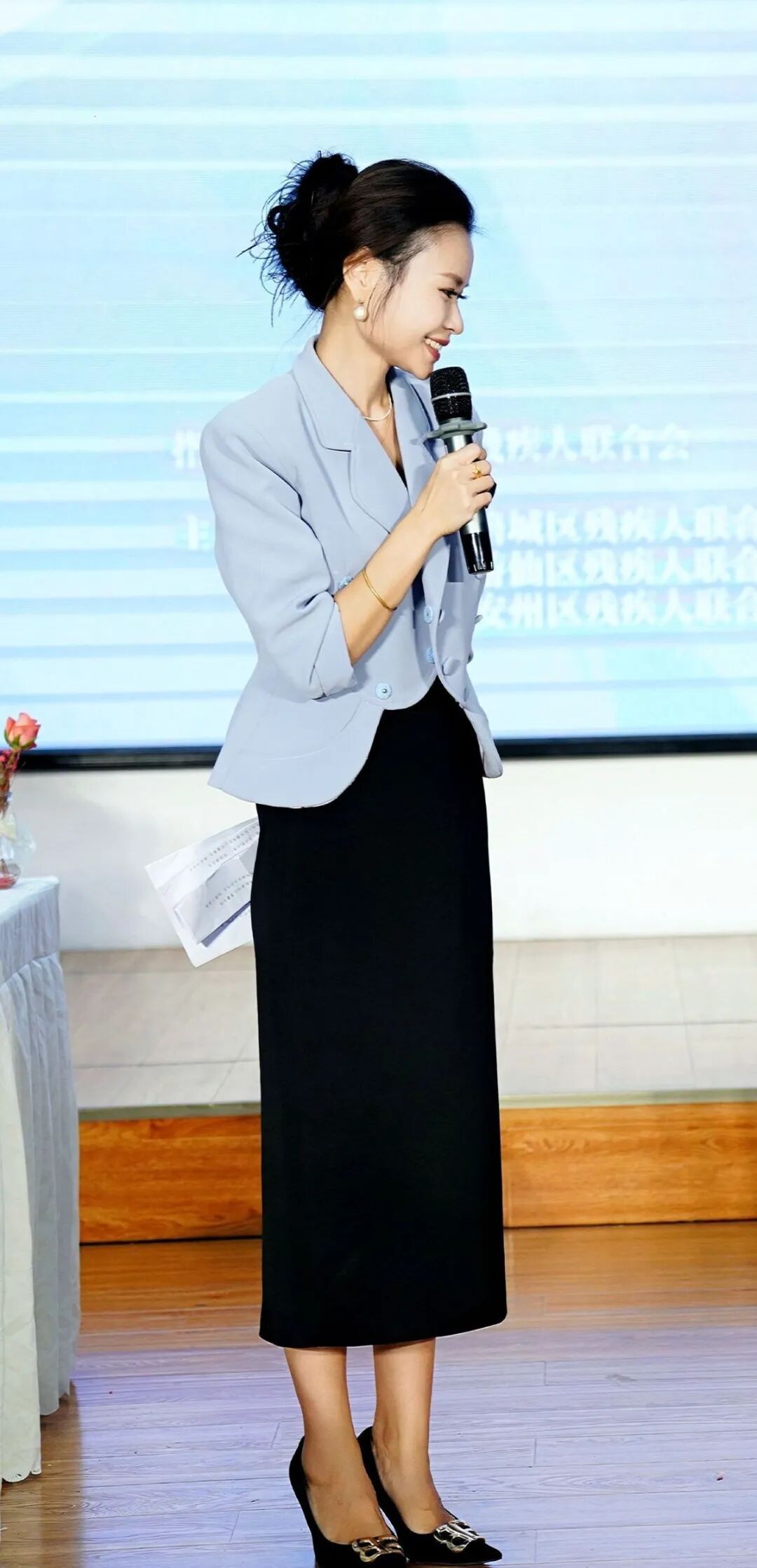 【#37岁女主持人因病离世#】5月2日晚，四川绵阳知名主持人熹菲的社交媒体账号发