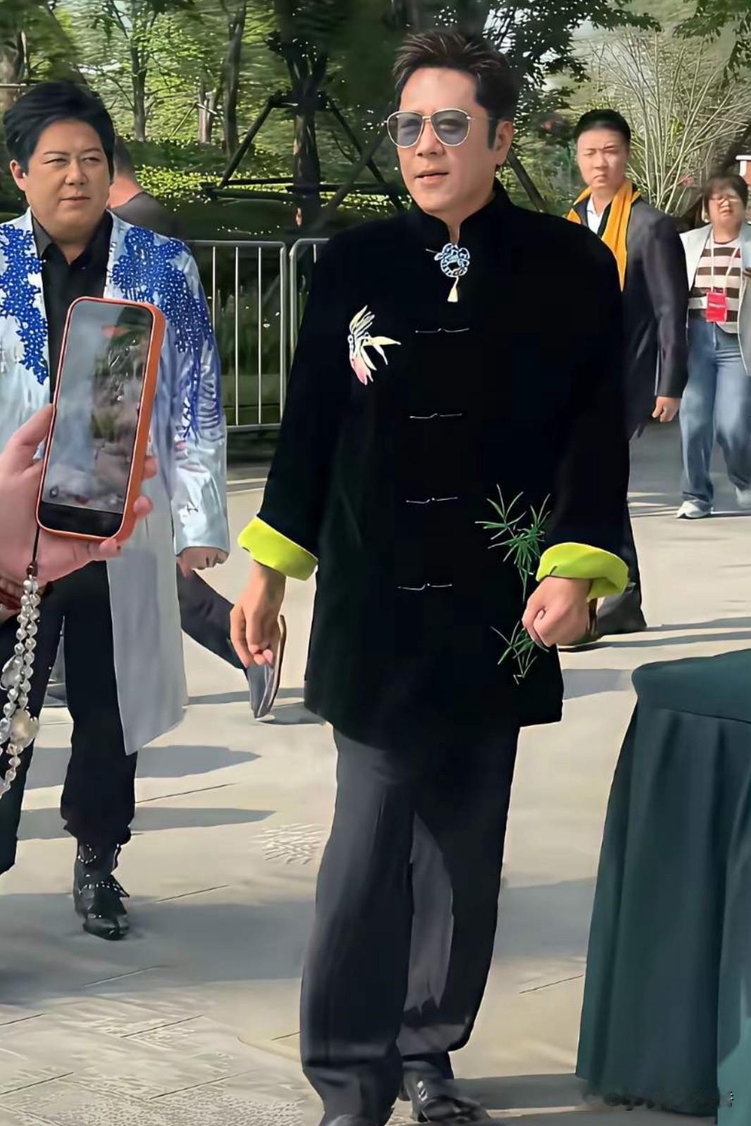 有人说他的气质唱功比谢霆锋“优越”，自带一种“温润秀气”！

他是“歌唱家”，是