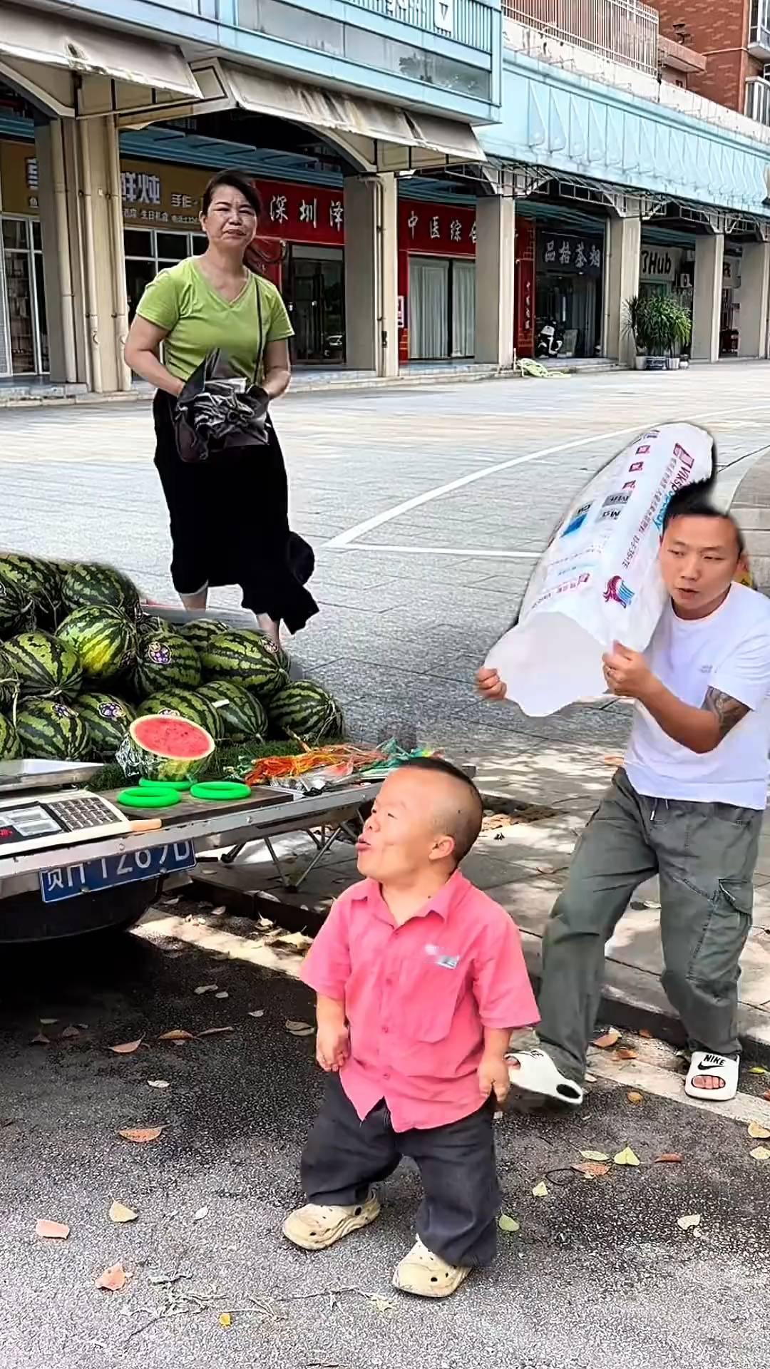 街头卖瓜最靓的仔。
小矮人又被套住了，西瓜又被偷走了。搞笑合拍，现场围观。这年头