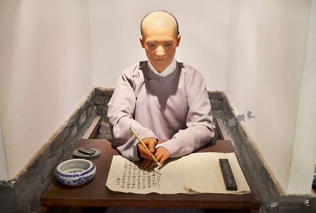 秀才其实不是永久性的功名，面临的压力还挺大。
按照定制，学政每年都要对各府州县的