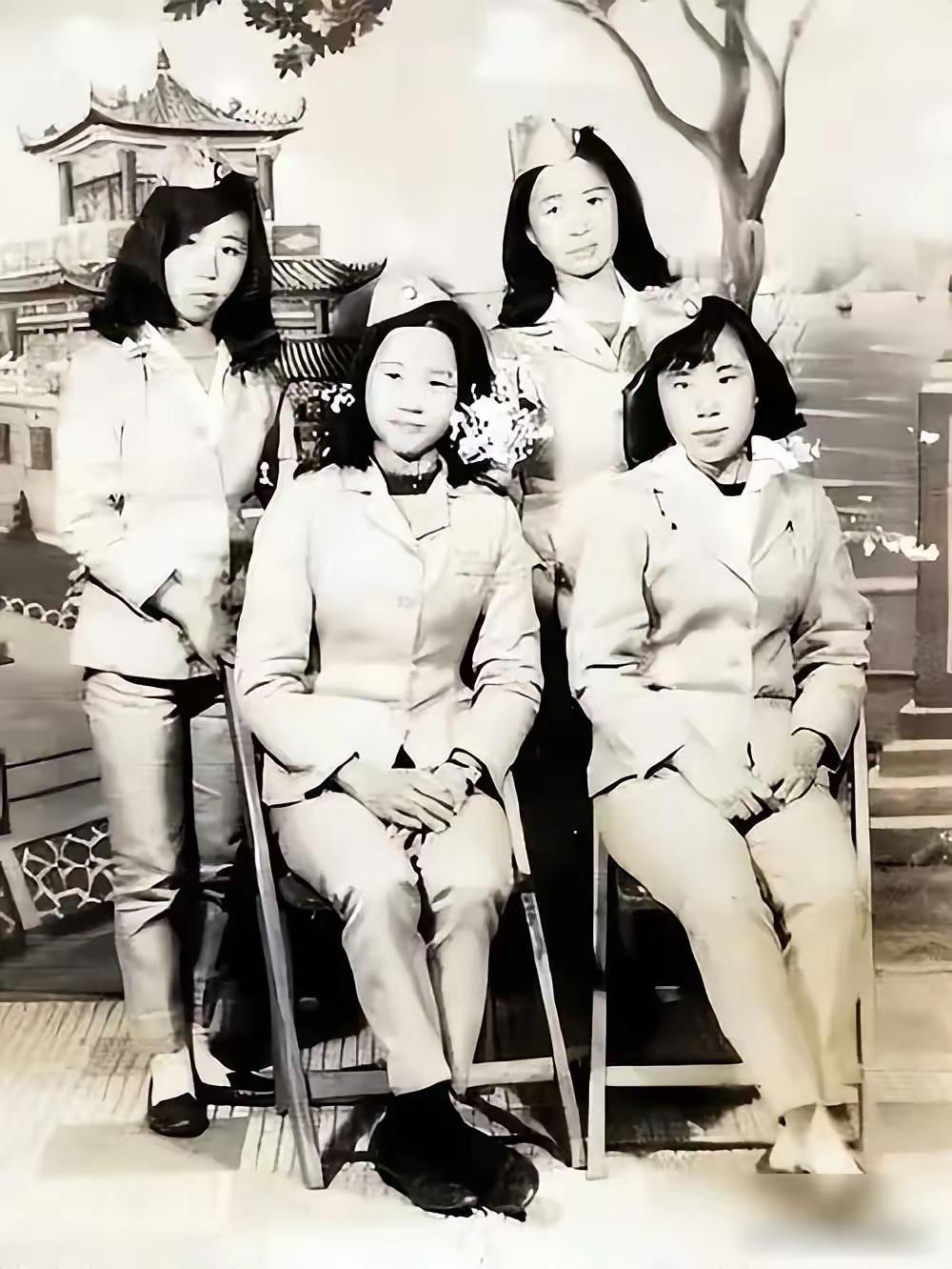 [微风]1950年，解放军在福建剿匪时，在山林中遇到了4个女学生，战士们好心为她
