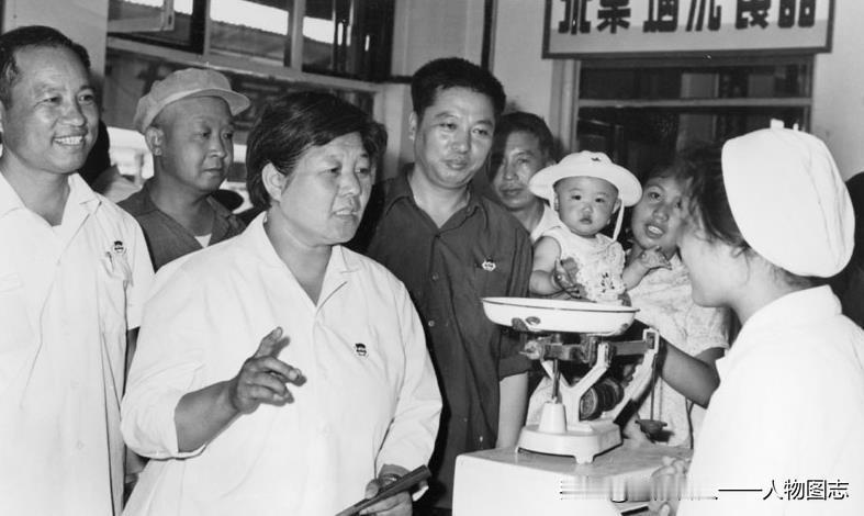天津市光复道副食商店售货员、劳动模范张士珍，参加全国财贸学大庆大寨会议期间，到北
