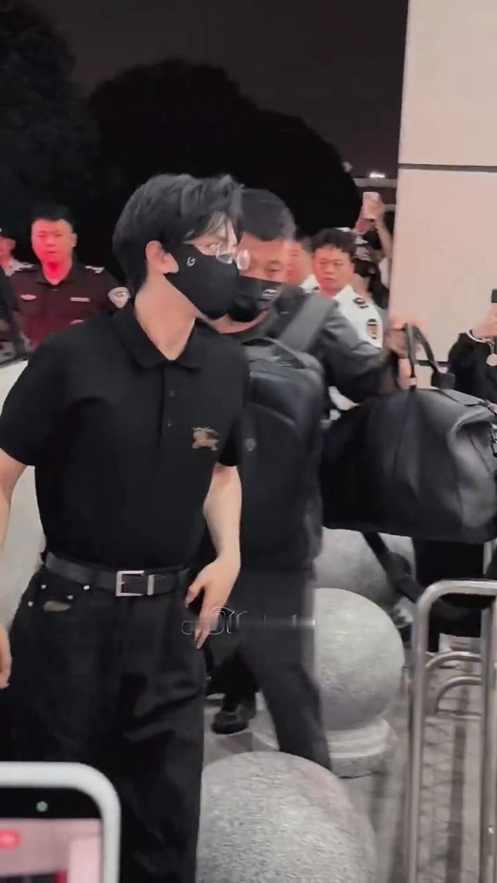 严浩翔也是闯入少年感的爹这个赛道了无框眼镜polo衫完全daddy🥵严浩翔无框