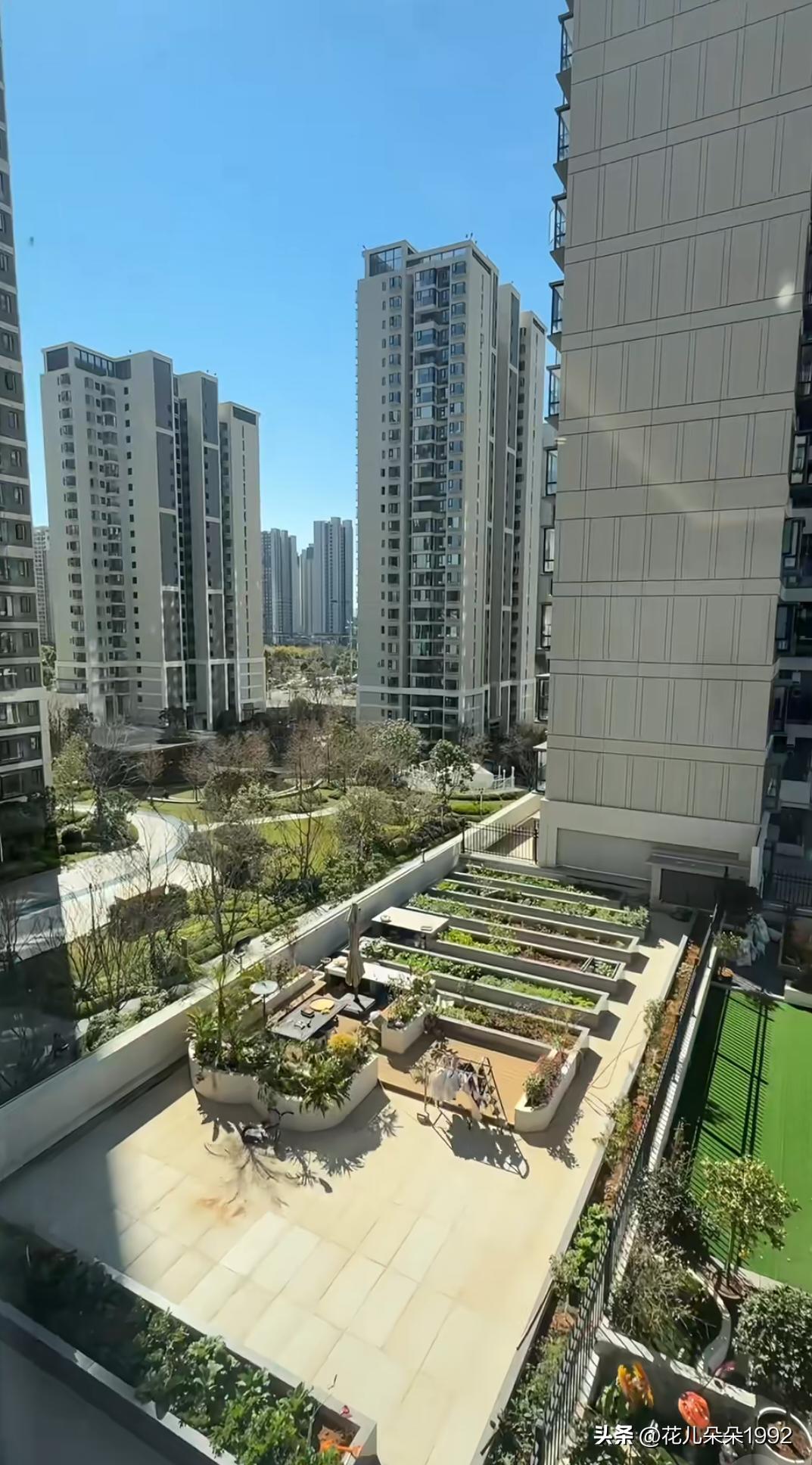 太羡慕了，对面3楼商铺屋顶都是这两家端户的超大私家露台。
       左边这一