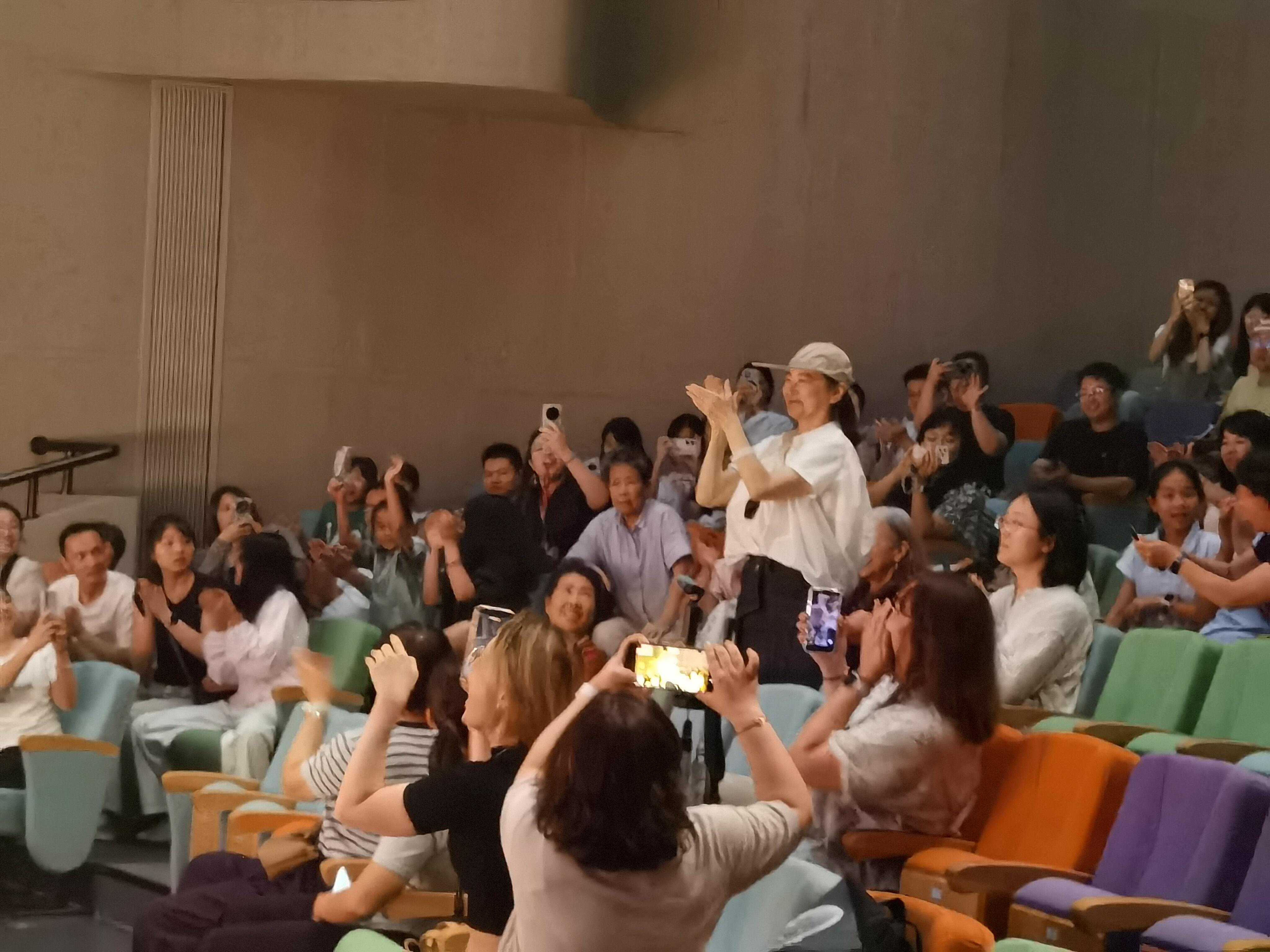 林青霞看阿朵音乐剧阿朵演完发现台下有林青霞谁懂阿朵看到林青霞的反应！演完音乐剧一
