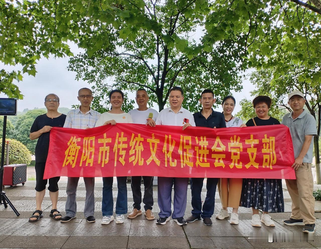 “百年旗引山河壮，
五代心凝岁月红。
丹心一片倾余热，
盛世九州颂党恩。”
美博
