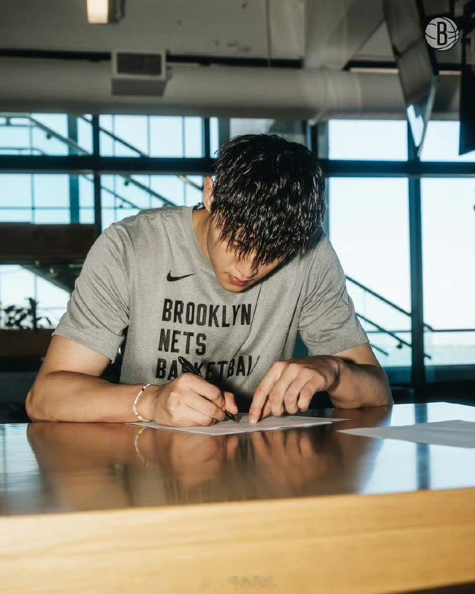 穿12号球衣！篮网官宣签下曾凡博曾凡博 ​​​