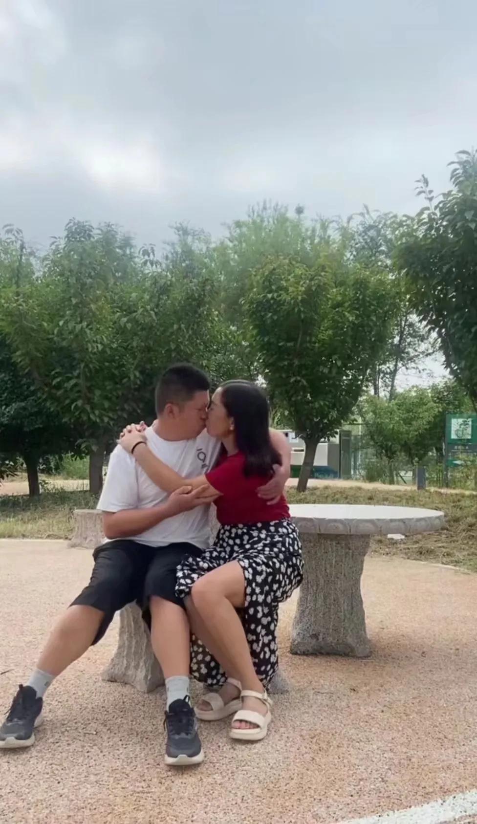 #什么样的美女能惊艳到你# 你俩能不能矜持一点，大庭广众之下！都不用被人了[捂脸