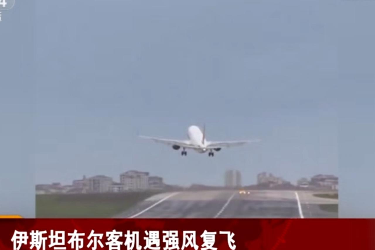 伊斯坦布尔机场的跑道上上演惊险一幕，一架客机准备降落时突遇强风，机身明显倾斜，起