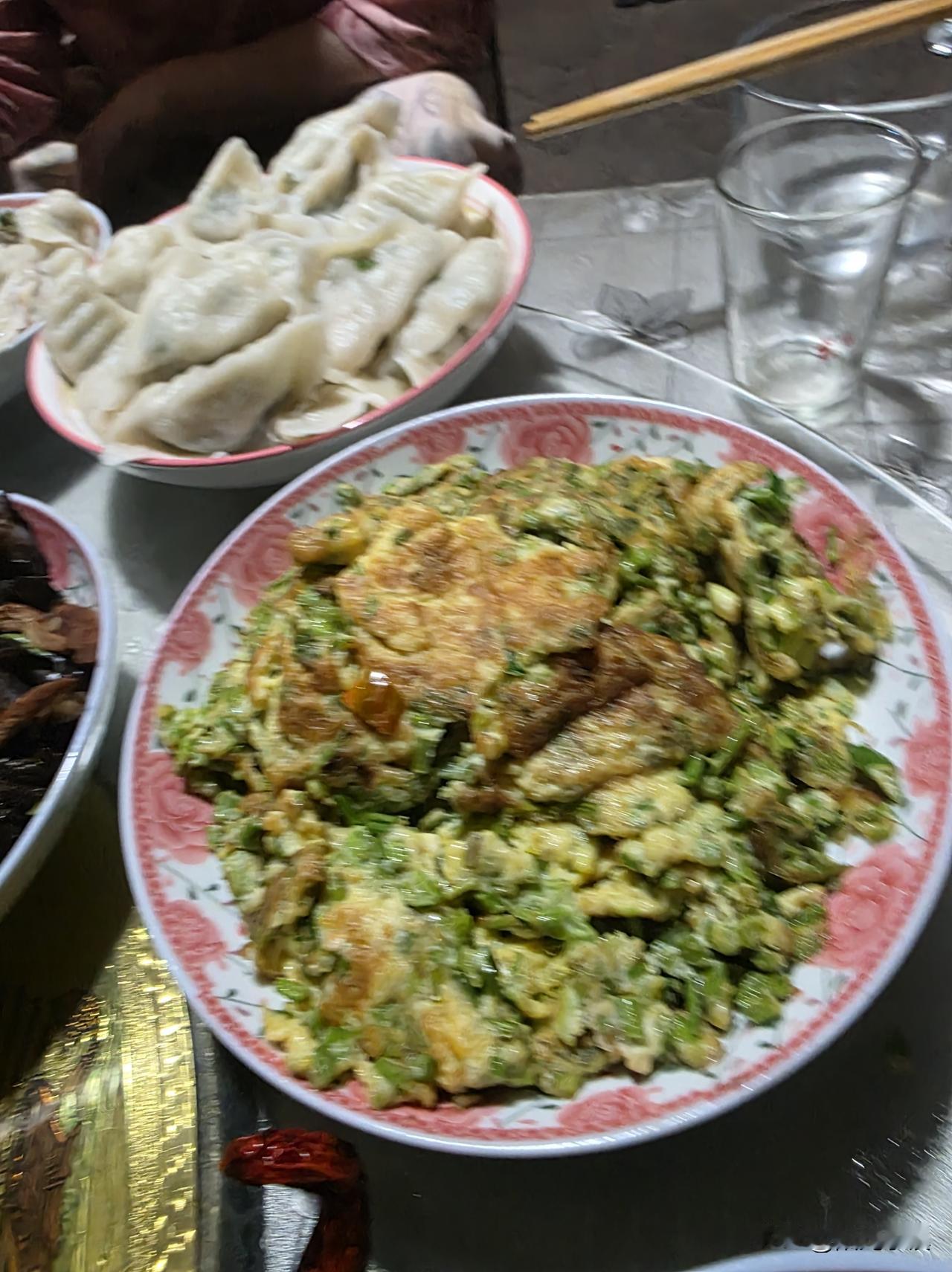 今晚二嫂炒了五个菜，还包了水饺……

我一直觉得，这天下像二嫂这么实诚的人真不多