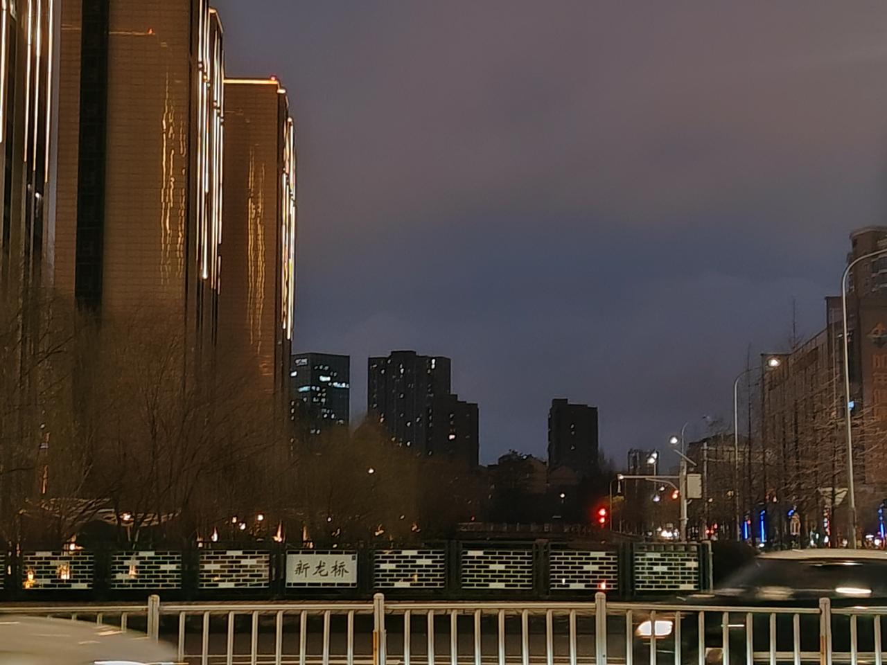 记得刚毕业，参加工作的时候，遇到加班，就算工作到半夜，第二天早上也能正常上班。但