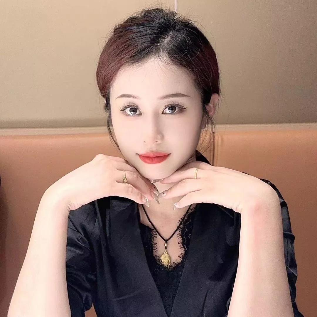 优雅红唇，精致妆容，时尚穿搭，气质满分！