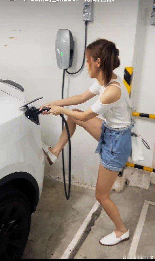 藝人朱智賢（朱朱）、謝東閔這對戀人先後離巢無綫，不過二人的曝光率及人氣都比之前佳