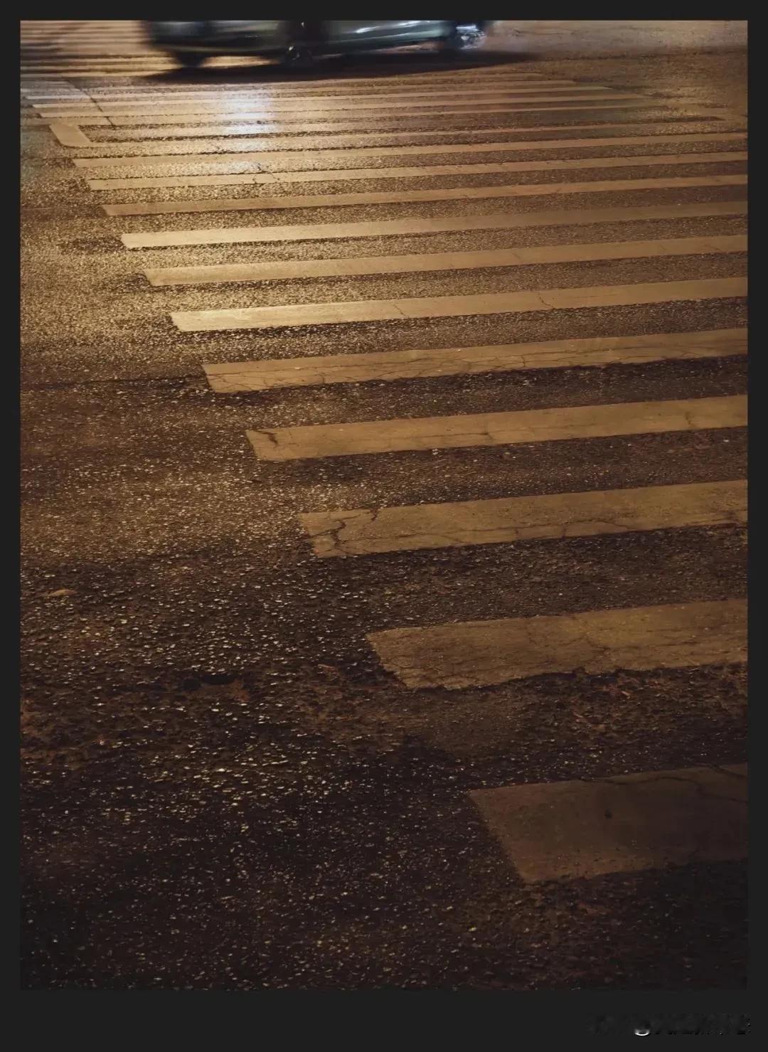 过马路要遵守这几根线，按说都几十几的人不用教你了，可我无语，想从幼儿园阶段教你。