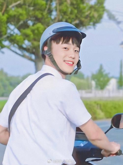 据台媒，施柏宇近日在拍摄时由于场地通风不畅晕倒，被立刻送医急诊，好在并无大碍。该