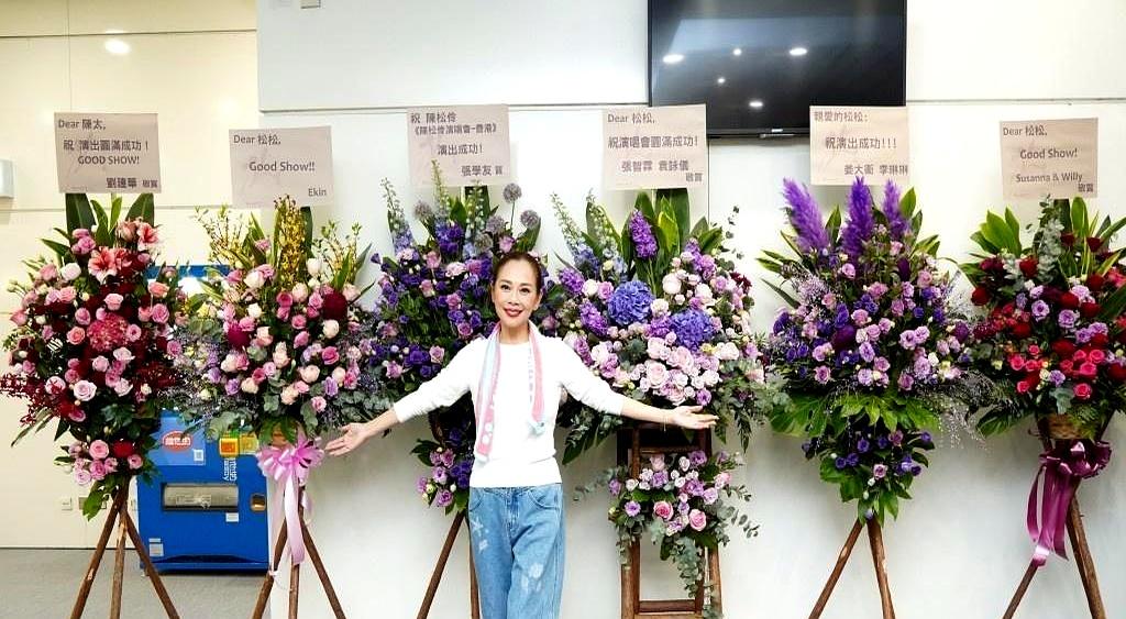 50岁陈松伶，甩肉24公斤开唱。
后台对着镜子扯修身礼服，下颌线锋利得能划开灯