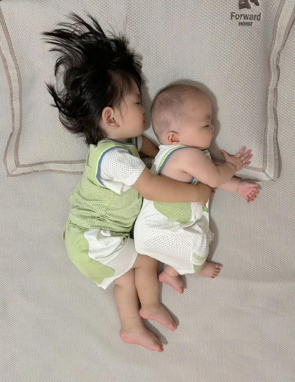 他们白天两个吵吵闹闹，晚上黏糊糊！
儿女双全，这样的幸福只有生过的才懂！