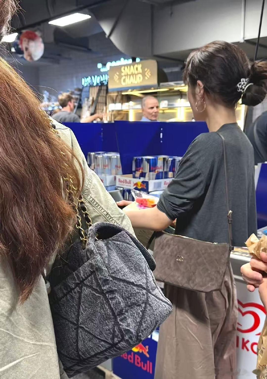 巴黎偶遇张子枫张子枫巴黎便利店买冰淇淋谁羡慕了！巴黎便利店偶遇张子枫，路人评价本