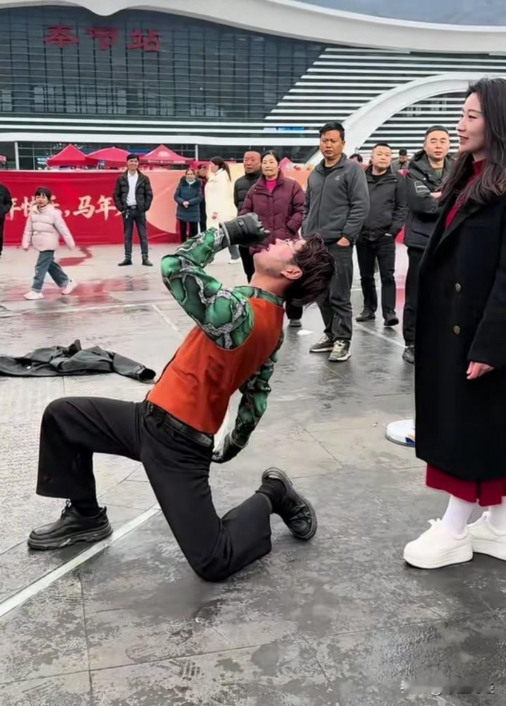 郭有才凭借一首《谎言》红遍网络，声名远扬至大江南北！瞬间吸引了无数的模仿者，瞧他