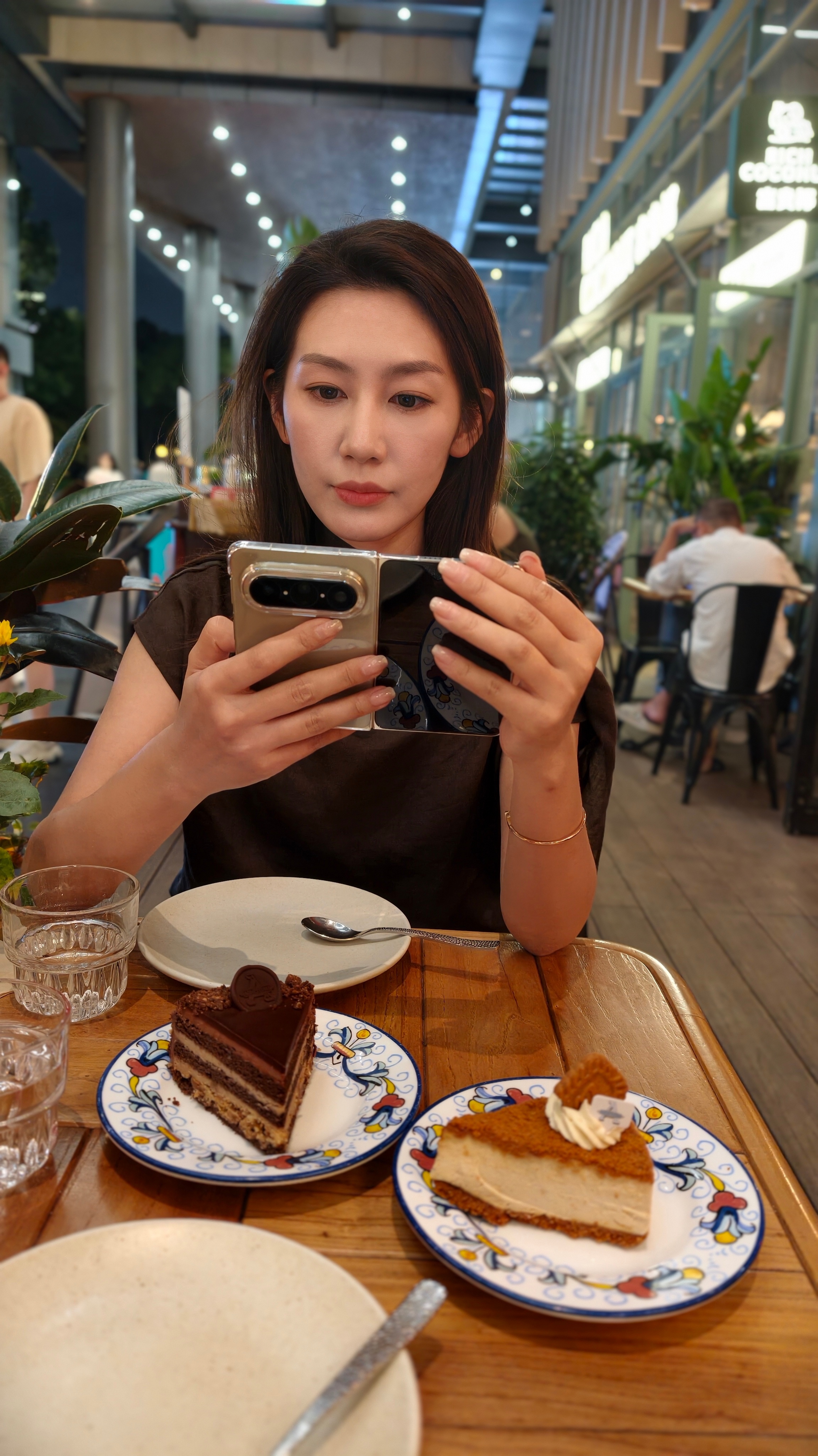 我在杭州瞎溜达偶遇这么大的城市纯纯偶遇你敢信！！！找店坐下她开始摆弄新买的手机，