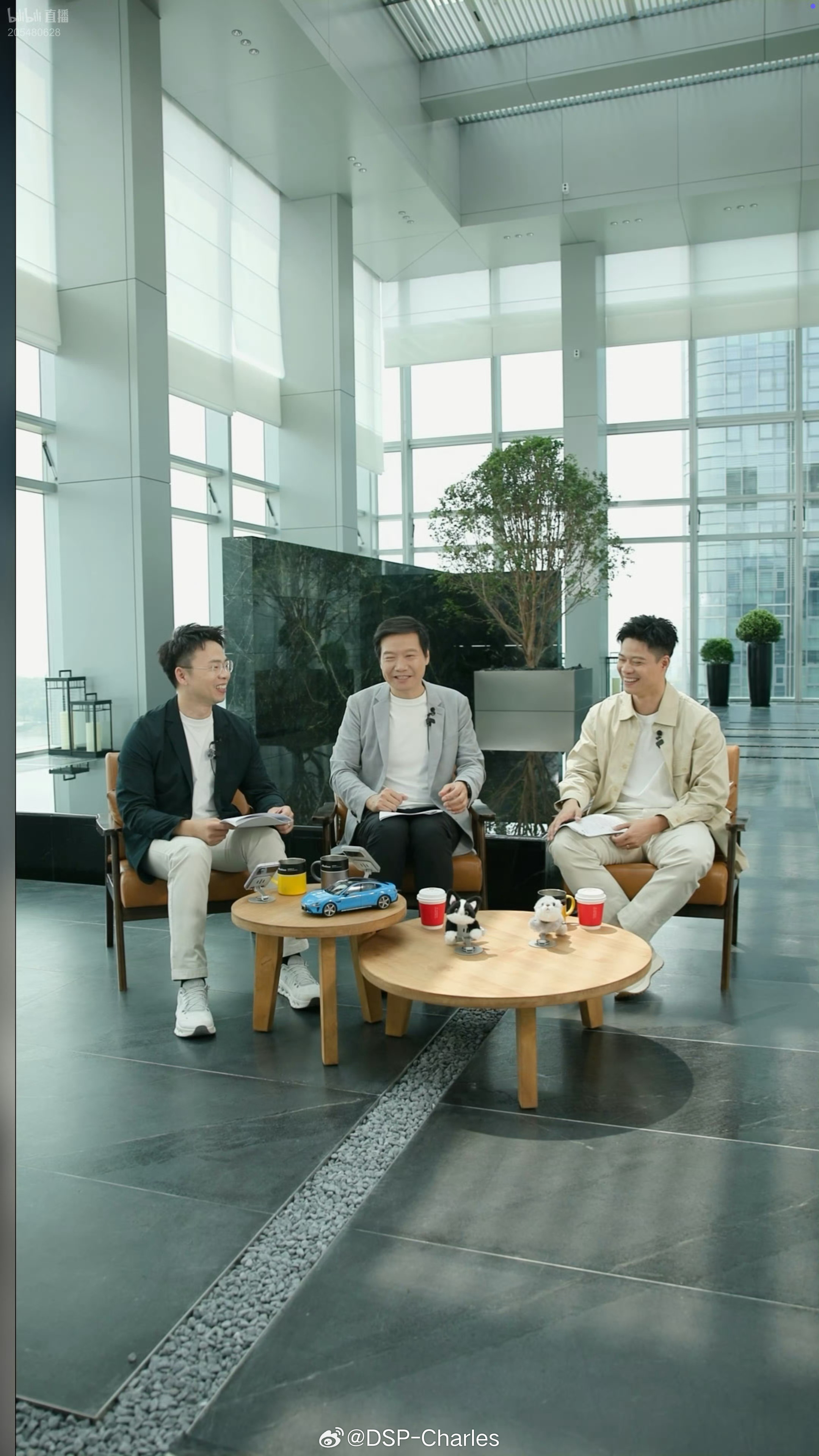 雷总公布了新SU7相关的数据：门店3天试驾超5万人，锁单已经超过3万台。我看是一