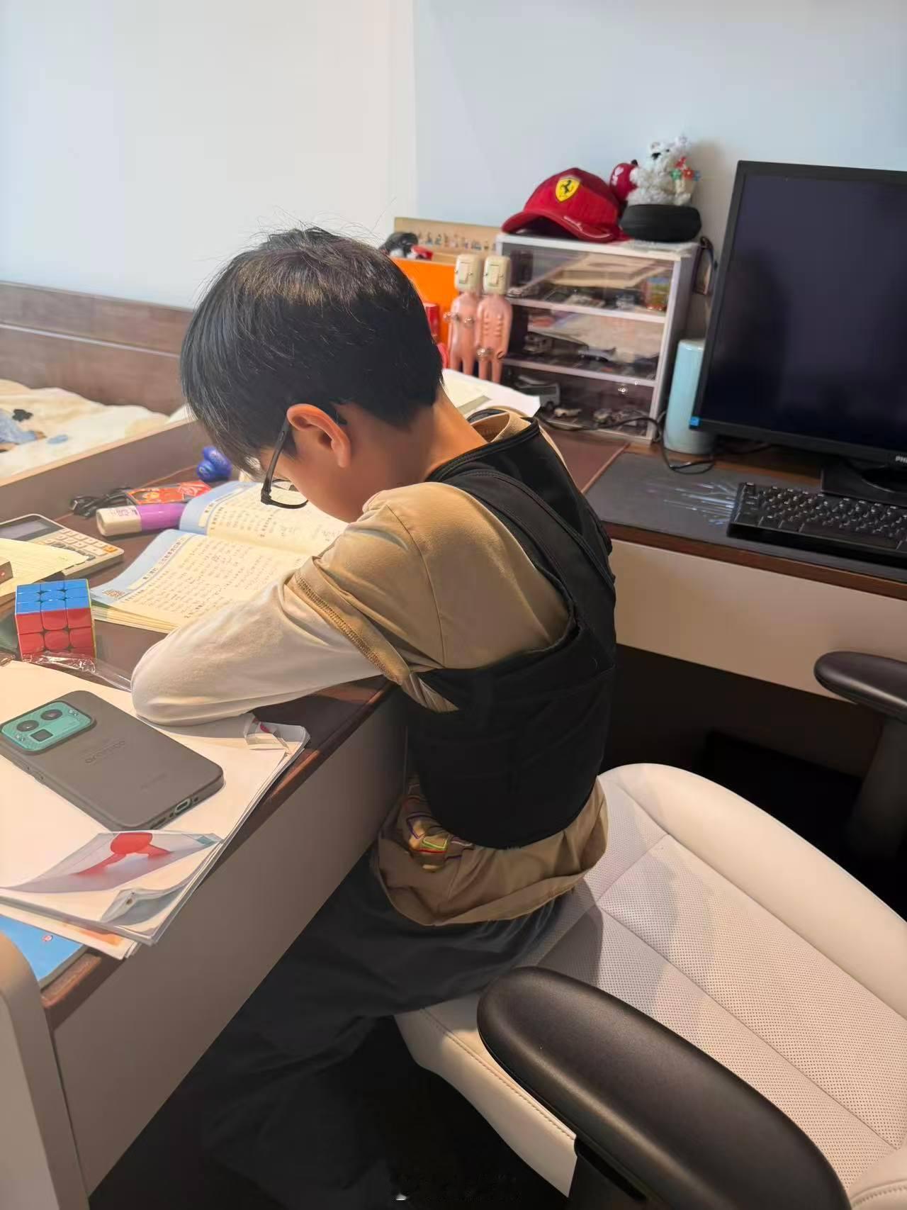 家里忽然就安静了，我好奇打开房门一看，这人在奋笔疾书做作业，我说这是怎么了？？ 